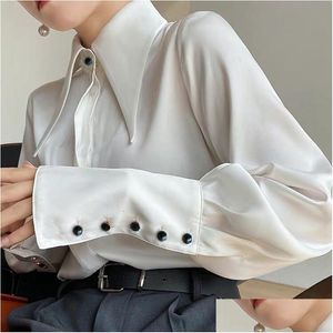 Chemises de chemisiers pour femmes Automne Vintage Satin Silk Femmes Shirt Elegant Turn Down Collar Woman Blouse Blanc White Long Mancheve Dames Dhhe7