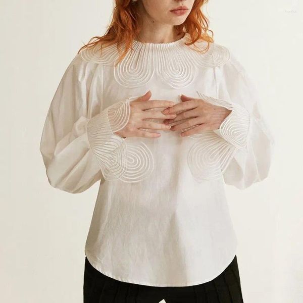 Blusas de mujer primavera y otoño moda temperamento camisa de manga larga manga de burbuja cuello redondo diseño de encaje blusa blanca francesa