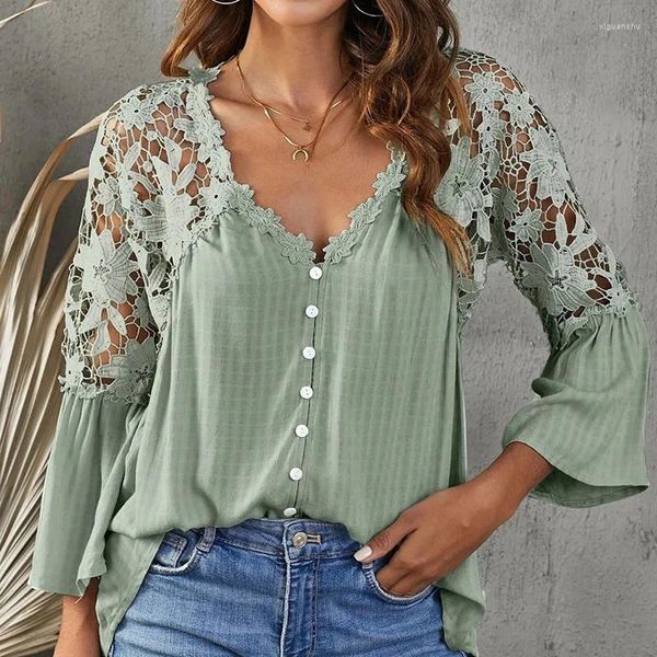 Blusas de mujer Primavera Verano Mujeres Sexy con cuello en V Botón Top Moda Hollow Out Lace Patchwork Manga acampanada Camisa blanca Oficina Lady Elegante