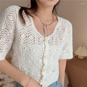 Blouses Femmes TingyiLi Col V Creux Out Crochet Top Femmes Été Bouton-avant Manches Courtes Chemises En Tricot Style Coréen Dames Blanc Crop