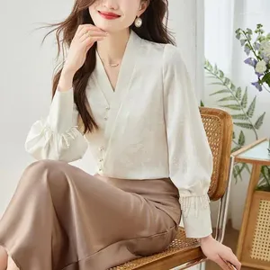 Blouses pour femmes en V-colmes Femmes Spring 2024 Button de style chinois haut de gamme à la mode