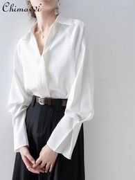 Blouses pour femmes White Women Tops Shirt 2024 Spring French Style Elegant Commutiting Long Raglan Sleeve V-Neck Casual Clouse pour Lady Office Lady