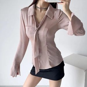 Blouses pour femmes en gros satin rose rayé ruban chemises pour femmes haut à poitrine unique 2023 automne style français taille mince à manches longues