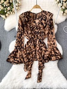 Blusas de mujer Blusa de mujer versión coreana trompeta manga larga con cuello en V cintura con volantes con estampado de leopardo camisa de gasa Top D5252