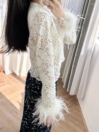 Blouses pour femmes chemisiers coréens coréens "noble et à la mode" Ivoire blanc lourd industrie brin de lacet plume manchette rond
