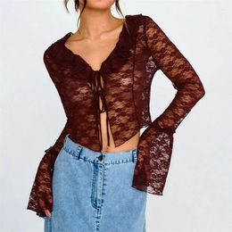 Blouses Femmes Xingqing Dentelle Crop Top Y2K Vêtements Femmes Voir à travers le col en V floral évasé à manches longues Blouse Chemise Clubwear des années 2000