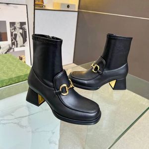 Dameslaarzen Horsebit Metalen gespversiering Grof leer Zijrits Kitten Heel Enkellaarsjes Luxe Designer Chunky Heel Ruiterlaarzen 04