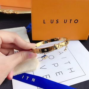 Damesarmband Luxe Merk 18k Gouden Bangle Letter Clover Armband Delicaat ontwerp Geschenkverpakking Paar Familie Accessoires Mode