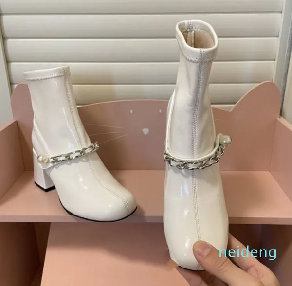 Bottes de marque pour femmes en cuir verni avec chaîne en métal perlé talons épais bouts carrés