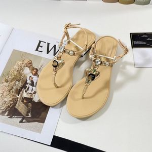 Sandalias de marca para mujer, chanclas de tacón bajo con gemas en forma de corazón, zapatos de playa para vacaciones