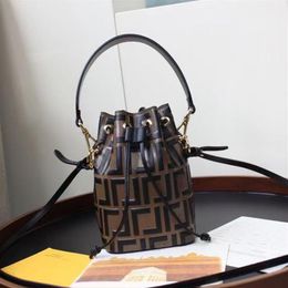 Bolso tipo cubo para mujer 2F Mini bolsos tipo cubo de cuero marrón viene con cordón y metal adornado en pintura negra a mano2556
