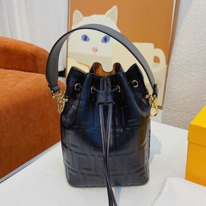 Dames bucket bag Bruin leren mini-emmerstassen worden geleverd met een trekkoord en metaal verfraaid met zwarte handgeschilderde