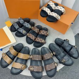 Sandales de veau pour femmes matelasses matelastières Sandshoes Sandshoes Flats à talons bas coins diamants Sandales Sandales de la cheville Chaussures de plage pantoufle Chaussures hipster