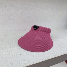 Viseras de diseñador transpirables de verano tejidas con paja de color caramelo para mujer, gorra triangular de metal para viajes de vacaciones