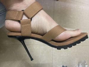 Sandales à bout carré en toile à talons hauts pour femmes avec des tongs en caoutchouc résistantes à l'usure de la nappe phréatique ont une forme unique 10,5 et 7,5 cm tailles 35-43