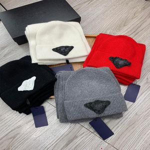 Casquette pour femme Automne et hiver Mouton Peluche Designer Bonnet Date de mariage Triangle Lettre Imprimer Écharpe Ensemble