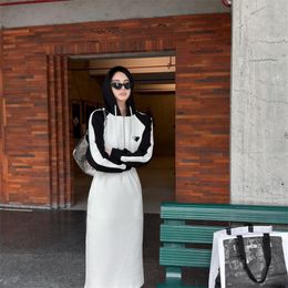 Casual damesjurk, sportieve designer lange kokerjurk met capuchon en zwart-witte kleur die past bij klassieke en minimalistische lentetailleband voor een afslankend effect