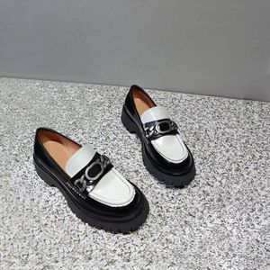 casual damesschoenen mode retro leer Britse stijl casual kleine leren schoenen designer dikke zolen verhogen loafers met metalen ketting