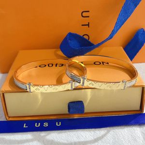 Bracelet de créateur de charme pour femmes Bracelet de mariage plaqué or 18 carats de luxe Bijoux de cadeau de mode de Noël avec boîte Design classique Bracelet cadeau d'amour