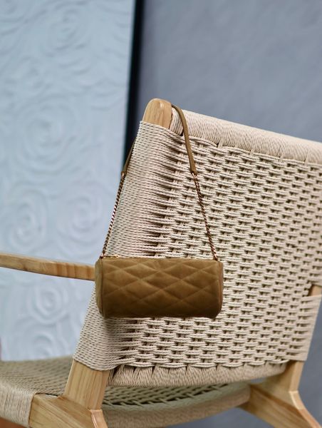 Mini trousse à maquillage classique pour femme avec sac à valise à chaîne et sac à main de marque à bandoulière boule dorée froissée.