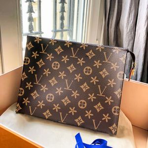 M46037 Pochette de maquillage pour femmes Sac à bandoulière pour hommes Sac à main en cuir véritable Classique Fourre-tout de luxe Designers POCHE TOILETTE sacs à main dame maquillage sacs à bandoulière de voyage