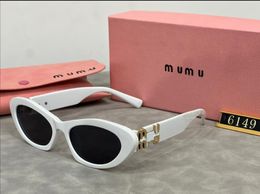 Coole outdoor strand zonnebril voor dames van modeontwerpster Mumu zijn verkrijgbaar in verschillende kleuren van kleuren.