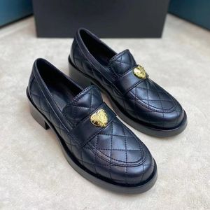 Hebilla de metal adornada Zapatos de plataforma Delantal dedos de los pies Mocasines sin cordones mujeres diseñadores de lujo Zapato de tacón de bloque grueso con placa Luxe lounge flats calzado de fábrica