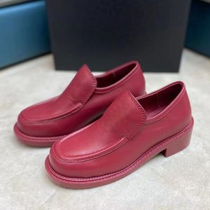 Nuevos zapatos de vestido negro genuinos mocasines de cuero de piel de ternera