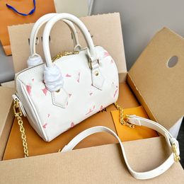 Sac à bandoulière pour femme Design de créateur Grand sac à bandoulière avec chaîne de fleurs Nouveau sac d'oreiller Couleur blanc crème associé à un imprimé rouge fraise
