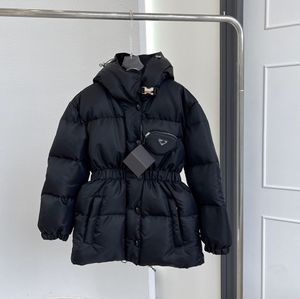 Veste courte à capuche noire avec fermeture éclair à la taille et patch en métal épais pour femme, vêtement chaud d'hiver de styliste 2023