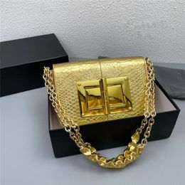 Bolsos de diseñador para mujer Tote Cuadrado pequeño de cuero de vaca de moda con patrón de serpiente y hebilla dorada grande para cadena de mensajero de un solo hombro para mujer Ventas directas de fábrica