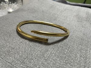 Bracelets de créateurs pour femmes, bijoux pour femmes, bracelet en alliage d'acier et de titane, artisanat plaqué or avec boîte-cadeau et sac