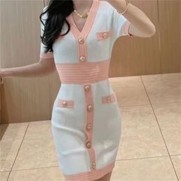 Diseñador de mujeres Vestido informal de alivio 3D Botón de alta calidad Vestido para mujer de alta calidad chaleco de punto de una pieza y falda corta