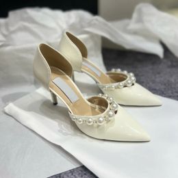 Chaussures de robes de créateurs pour femmes Hollow Pearl Fashion High Heels pointues en cuir de laquer