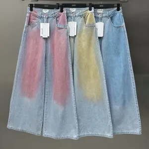 Jean concepteur pour femmes jeans à jambes lavés à jambe droite largeur large 2024 Nouveau pantalon de longueur de plancher minceur de printemps et d'été
