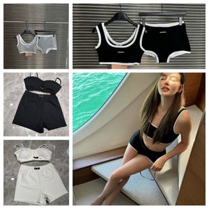 Designer pour femmes à l'extérieur portant des combinaisons de débardeur pour les vêtements de plage pour femmes