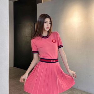 Designer pour femmes rose costume T-shirt féminin + jupe de pétale
