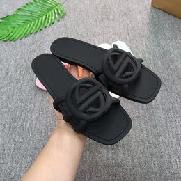 Sandalias de diseñador de mujeres con controles deslizantes de lujo zapatillas planas de lujo Sandalias de playa de verano Sliders de goma clásica Zapatos de mujer casuales de mujer 2024