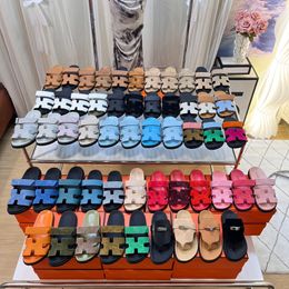 Damesontwerper Schoenen Beach Slippers Zomer klassieke slippers Cartoon Big Head Leather Flat Buckle Sandals Hotel Bathing Heren Slippers Tweede oom Slippers