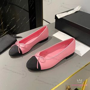 Chaussures de créateurs pour femmes arc chaussures plats de ballet inférieur peu profond bouche de mouton de mouton single chaussures plate inférieur rond rond diamant diamant véritable cuir grand-mère chaussures