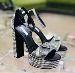 Chaussures de créateurs pour femmes Sandales de haute qualité mode brillance en cuir en cuir talons de luxe Performance fête robe robe