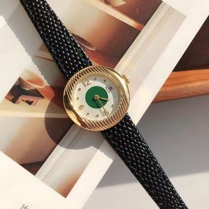 Montres-bracelets de créateurs pour femmes Montre à mouvement à quartz avec boîtier de boîte Lettres de mode Élégant Saphir Peau de crocodile Série médiévale pour les femmes Date Cadeau Fête