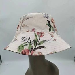 Chapeau de bassin double face pour femmes avec grand rastin imprimé et petit chapeau de pêcheur qui montre le visage