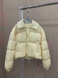 Parkas de plumón para mujer Marca de diseñador Chaqueta de pan corta y gruesa Miu de color amarillo pequeño y cremoso, chaqueta cálida versátil coreana reductora de edad dulce A9EH