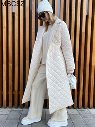 Veste d'hiver de la mode de la mode des femmes longues longues longues épaisses chaudes matelassées chaudes matelassées avec une ceinture d'élégante pardessus 221205