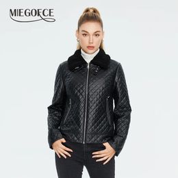 Piumino Parka da donna MIEGOFCE 2023 Primavera Autunno Semplice Tinta unita Cappotto corto Collo di pelliccia Giacca trapuntata Streetwear Casual Parka C23665 231123