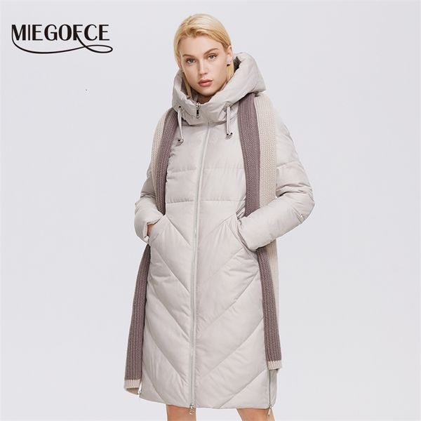 Parkas pour femmes MIEGOFCE Designer Veste d'hiver Longue Manteau de mode Fibre de polyester avec écharpe Parka Dames D21601 221012