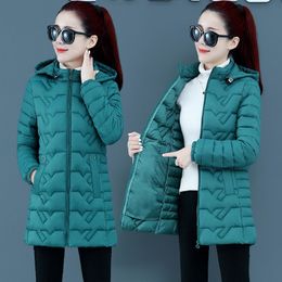 Parkas de plumón para mujer, chaqueta de invierno con capucha más gruesa, abrigo ajustado de algodón holgado coreano para madre, prendas de vestir largas cálidas sólidas de talla grande 6XL 230107