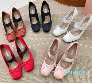 Chaussures habillées pour femmes Bow soie Talons hauts sandale Ballerines talons Chaussures de luxe Designer Blanc Rouge Rose Mariage stiletto Chaussures à talons hauts