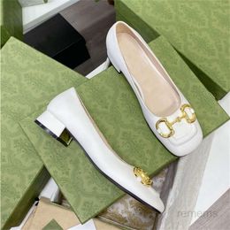 Chaussures habillées pour femmes Chaussures de créateurs Printemps et automne Mode tête carrée talon épais Talons hauts Sandales à boucle en métal en cuir Chaussures de bateau à talons hauts pour femmes